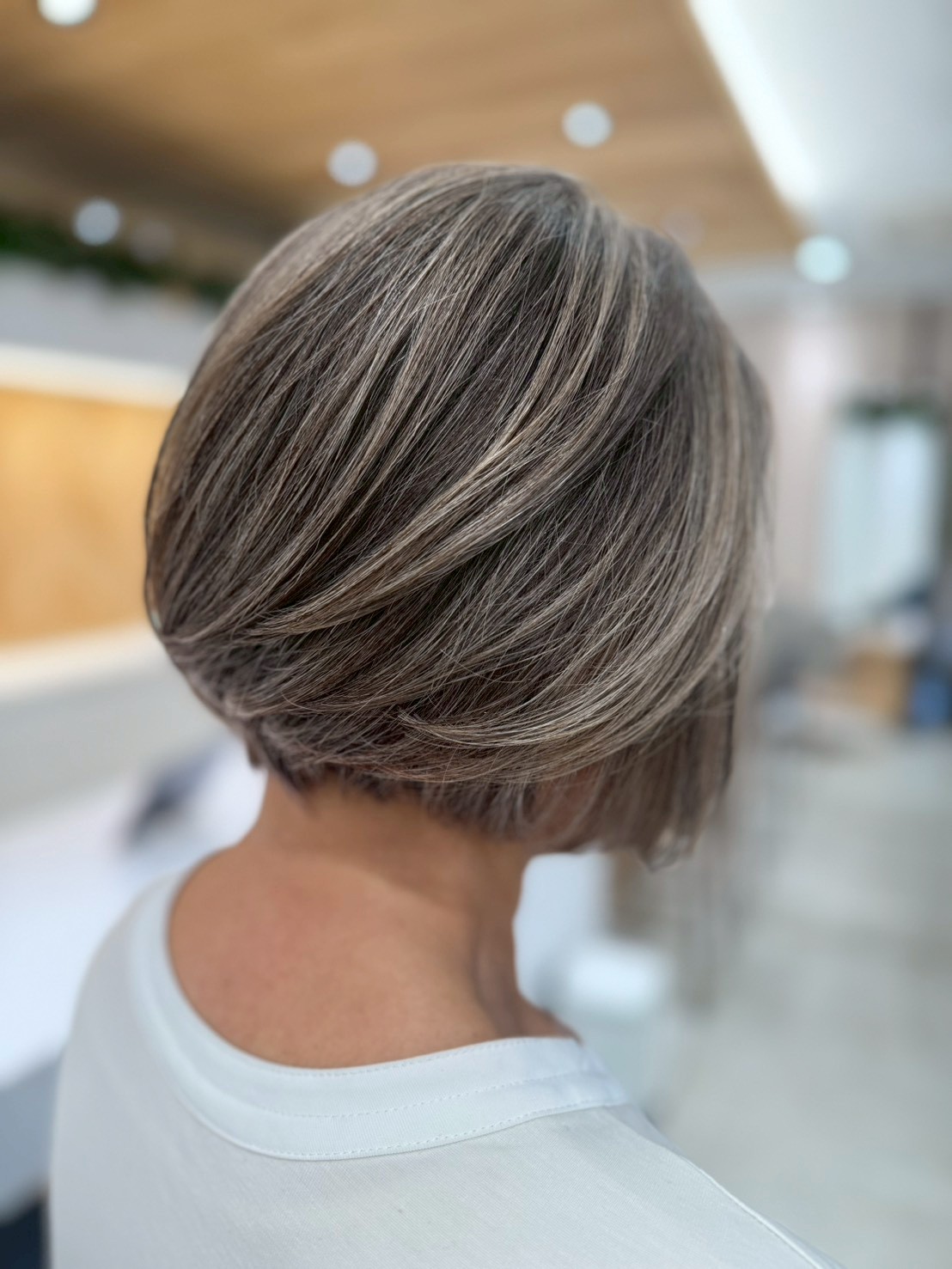 白髪を活かした淡いグレージュ×ローライトで動きのあるボブに