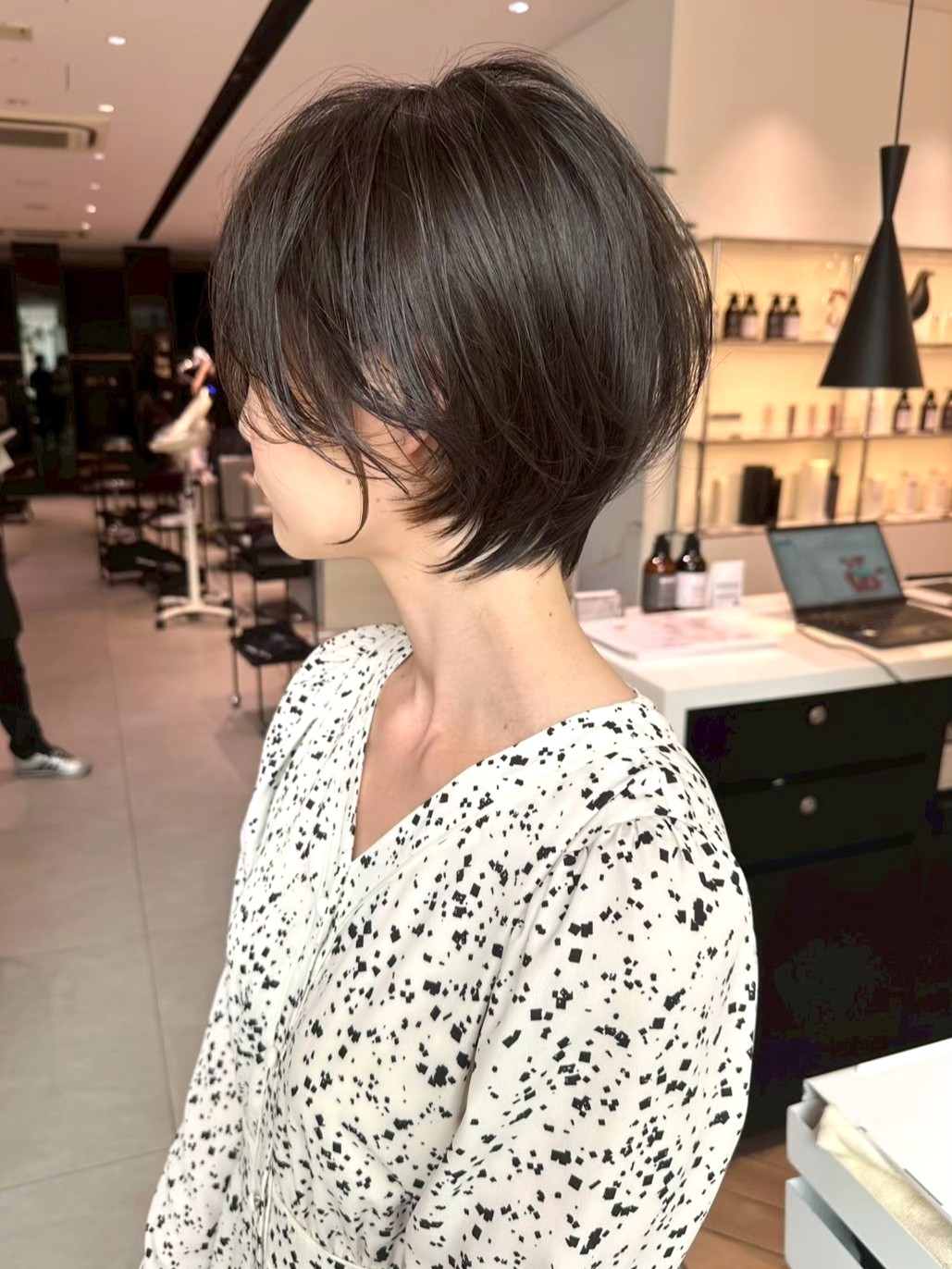 大人かわいい髪質改善カラー耳かけショートボブ丸みショート